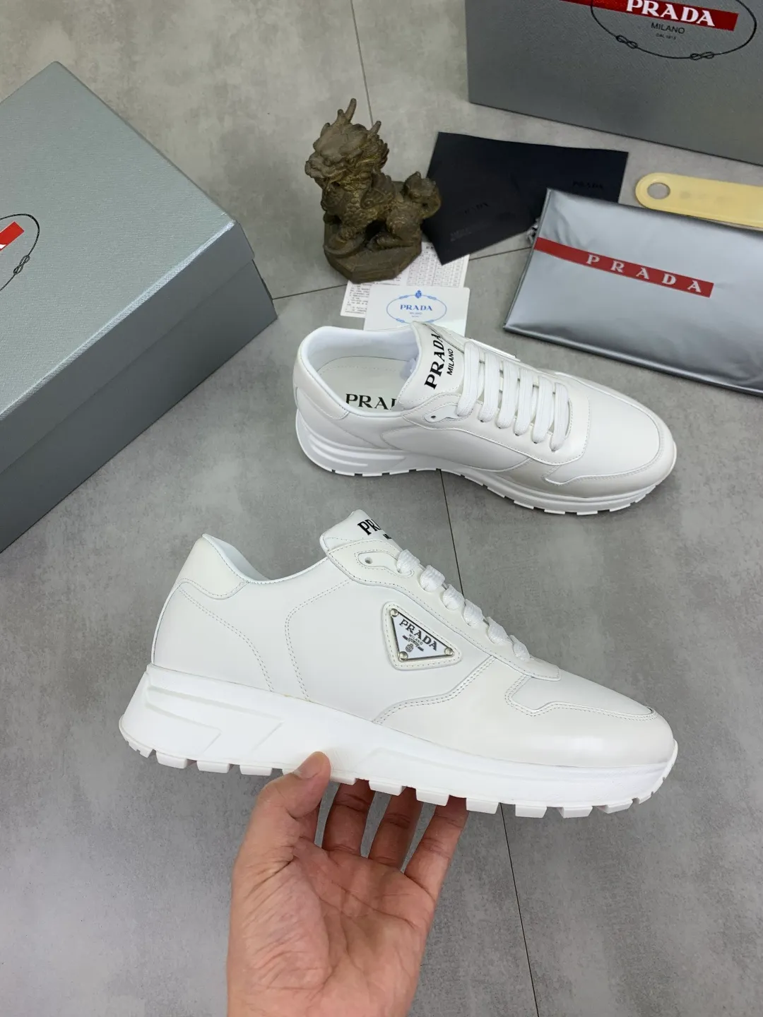 Men's shoes 💰P540 new (higher version) new PRADA (Prada) classic models are on the market at the same time, new men's shoes, 😘fabrics are selected from original imported calfskin. First layer of imported cowhide lining. The original version is awesome! 👍🏿Original open-molded non-slip PU outsole, with exquisite lines, simple and elegant, super comfortable and classy on foot, suitable for leisure travel. Code number: 38-45 (46 customized) 2️⃣ colors available